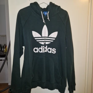 Adidas Hoodie - Adidas Hoodie  Mörk grön adidas hoodie normal passform. Super fin! 