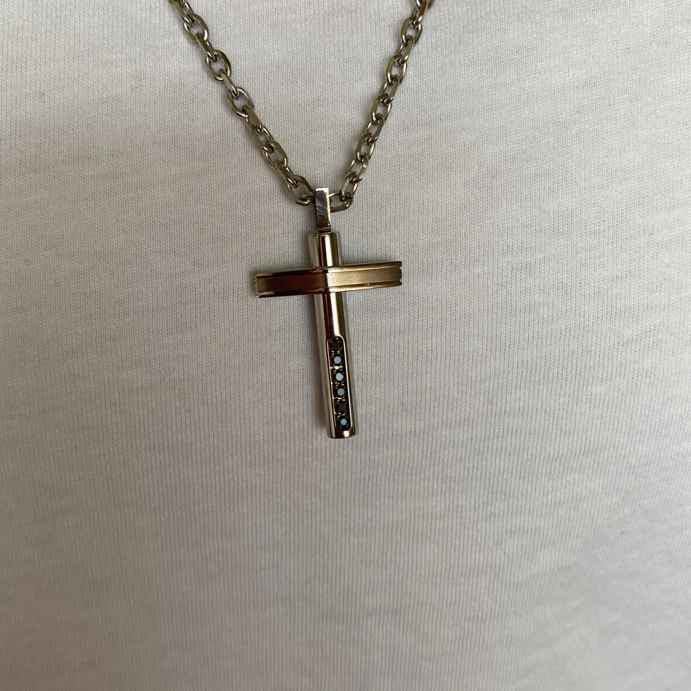 Nytt kors i rostfritt stål  Mäter 3*2,5 cm över korset.. Accessoarer.