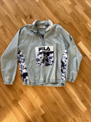 Fila tröja med blixtlås stl M herr - Jätte fin vintage look Fila tröja som är oanvänd och nyskick