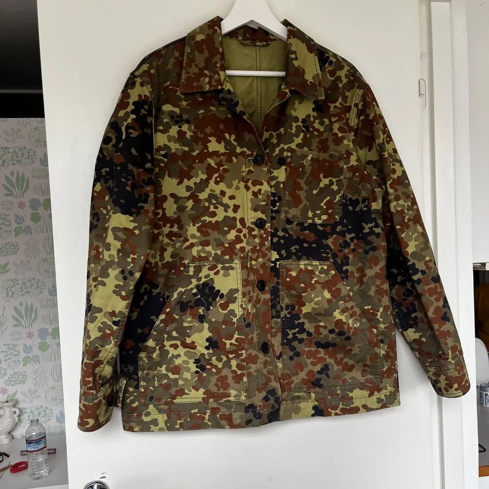Fin skjortjacka i camouflagemönster från & Other Stories. Knappt använd, i väldigt fint skick! Storlek 36 men oversized  100% bomull. Jackor.