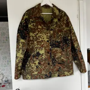 Fin skjortjacka i camouflagemönster från & Other Stories. Knappt använd, i väldigt fint skick! Storlek 36 men oversized  100% bomull