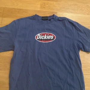 Dickies T shirt - Säljer nu denna baggy dickies tshirt som jag inte längre använder. Har använt den fåtal gånger, just därför jag säljer den. 