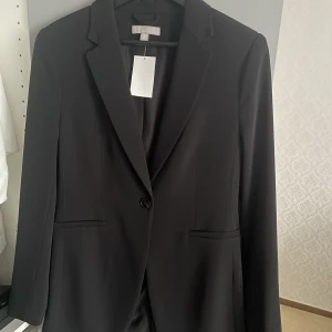 Kavaj  - Jag fick den av min mamma men den var lite stor och den har inte använts men kvalitet är ganska bra.  Storleken/stl är 38. Köptes den för 500kr så tänker jag sälja den för 500 kr men priset kan diskuteras. 