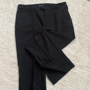 Kostymbyxor med slits - Kostymbyxor med söm längs med  benen samt slits nedtill. Gott skick!💘