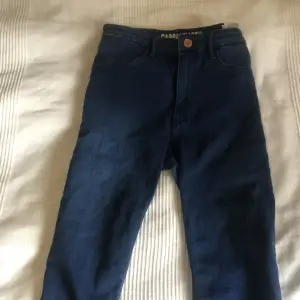 Säljer dessa Jeans pga att de inte används längre, köpte dom från någon affär i England 🫶🏽. Super bra för sommaren ☀️ och i väldigt bra skick! Säljer dessutom några i svart ( har lagt upp en bild på dom ). Har en annan likadan i samma färg 2st blir 400kr :)