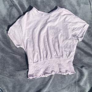 Denna t-shirt har in vikta kanter och går inte att vika ut😊 Längst ner på tröjan har den små små volanger🤗 Där nere blir den lite tajtare för den är rynkad.💓