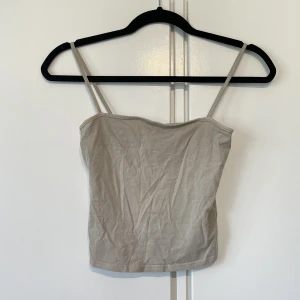 Topp - Topp från hm i storlek xs  30 kr + frakt 🥰