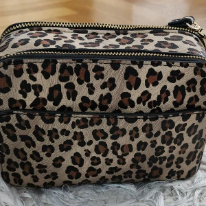 Väska - Fin leopard mönster väska.