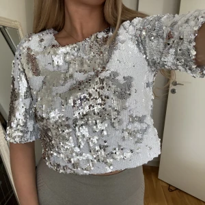 Paljett topp - Storlek M. Passar S också!  Jättefin paljett topp. Man kan röra paljetterna så de blir mer vitt eller silver. Använd en gång bara 💗 Nypris ca 700:- 