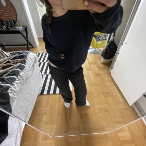 Stickad tröja  - Stickad marinblå tröja som inte längre kommer till användning. Jättefin❤️