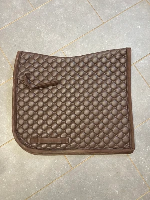 Schabrak  - Super snyggt läder imiterat schabrak från equestrian Stockholm, använt fåtal gånger. Dressyr modell. Kan tvättas innan köp!  Nypris: 699kr  Mitt pris: 400kr 