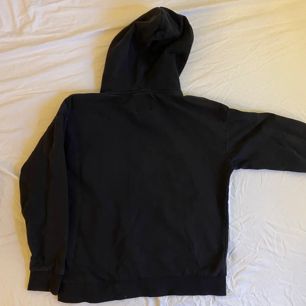 En skön, svart hoodie med tecken av användning, i storlek S. Hoodies.