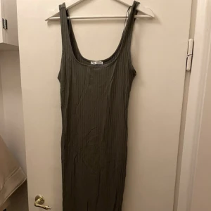 Grön klänning - Aldrig använd  Passar S/M