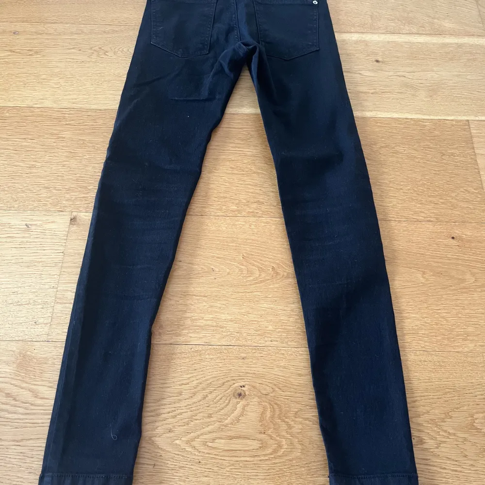 Säljer mina svarta skinny Jeans för att jag inte tycker om passformen och midjan dom är använda 2 gånger. . Jeans & Byxor.