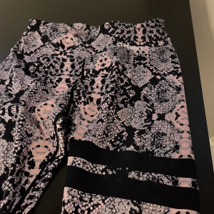  stronger - fina stronger!💕 nya som är för små bara testat endas 1 gång. Det är i fint skick.😊kostar. 489 ink frakt👍🏻