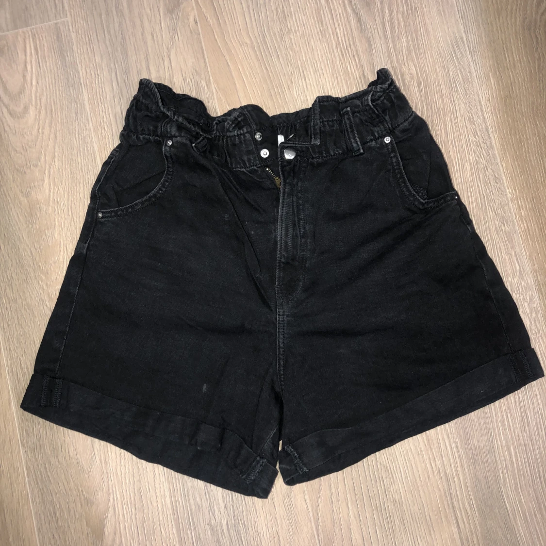 Högmidjade shorts