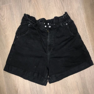 Högmidjade shorts - Svarta, bekväma högmidjade shorts. Formas ens midja samt sitter skönt, passar perfekt till en sommardag