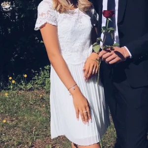 Student klänning - Vit klänning perfekt till studenten/examen. Endast använd 1 gång