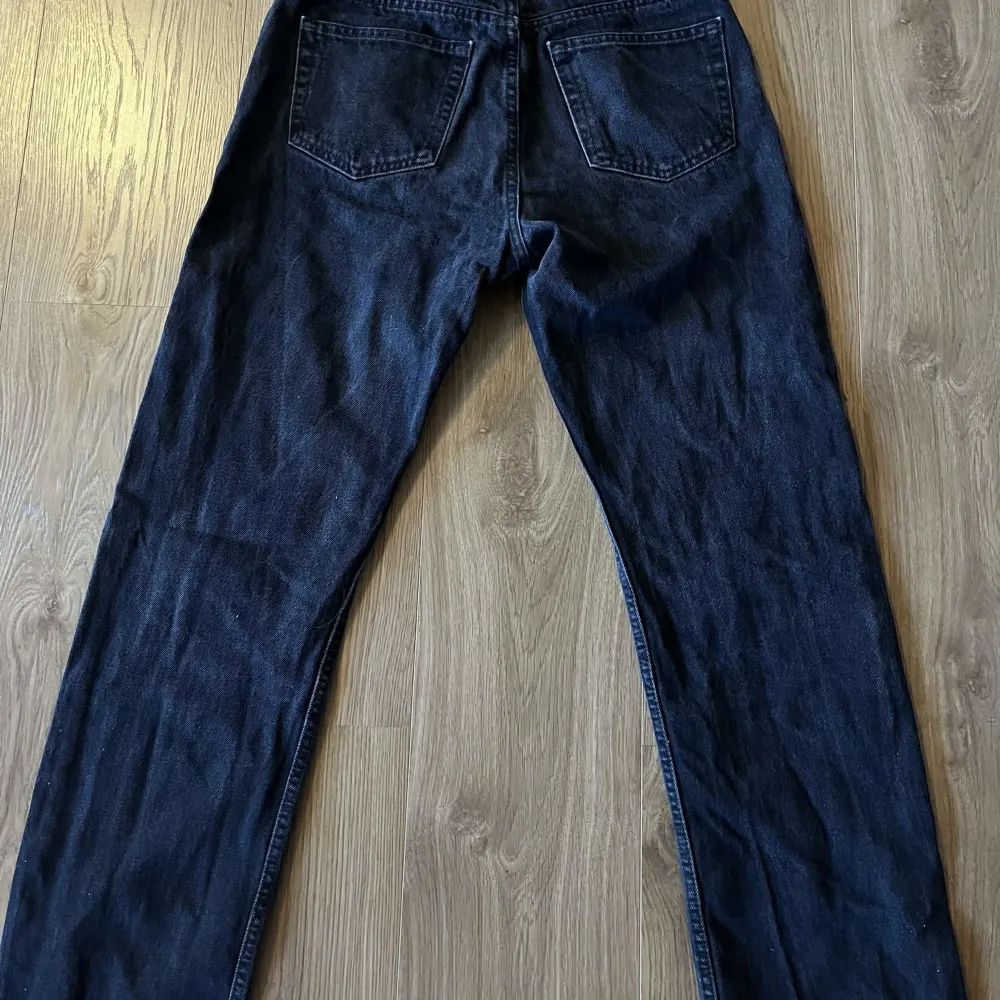 ett par svarta jeans från weekday, knappt använda i storlek 28/32 köptes för 600 nypris 250kr. Jeans & Byxor.