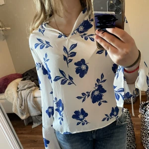 Sommarblus - Fin blus till sommaren, tunt tyg (inte genomskinlig), fina ärmar, fint fixat vid halsen, blåa blommor. 