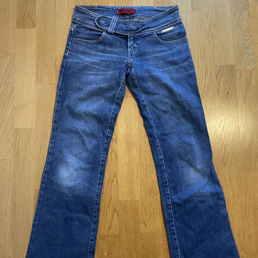 Jättesnygga lågmidjade mörkblå levisjeans stl 27/32 🌸. Jeans & Byxor.
