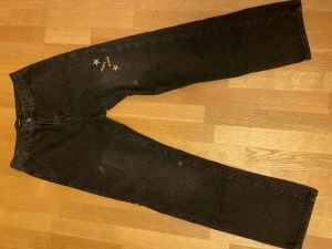 Cowboy Jeans - Svarta jeans med coolt tryck på baksidan, priset går att diskutera!