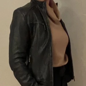 Svart klassisk skinnjacka - Klassisk skinnjacka i mjukt lammskinn. 