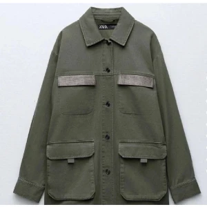 Zara jacka  - Grön jeansjacka som tyvärr är för stor i stl L skriv för mer bilder💕