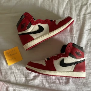 Lost & Found AJ1 - Air Jordan 1 Lost and Found. Oanvända, DS, och allt medföljer. Köpt från SNKRS vid släppet, kan skicka bilder och kvitton om så önskas. 
