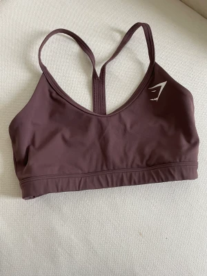 Gymshark sportbh - Sportbh från Gymshark! Bra support. Använd 8-10 gånger men i väldigt bra skick! Saknar pads