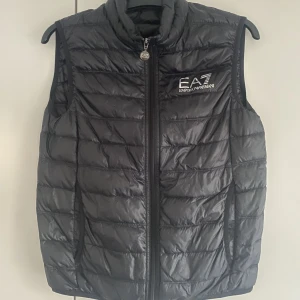 EA7 VÄST - Säljer min killes EA7 väst, använd 2 ggr men i bra skick. 