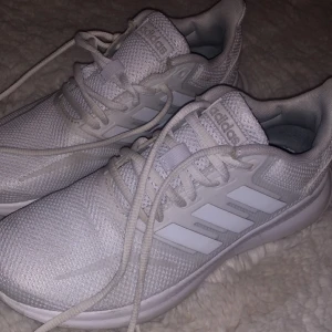 Adidas skor - Säljer adidas skor som jag har använt en gång storlek 38 i jätte bra skick 