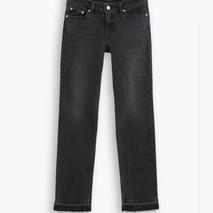 Levis Jeans low pitch straight  - Har använt en gång. Säljer pga är för liten för mig. Köpte den för 1200kr från Levis. Bilden är lånad från Levis. Kan föreslå pris. 