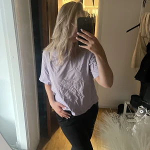 T-shirt - Lila t-shirt från weekday. Basic men snygg passform. Kan behöva strykas något då den legat i min garderob länge.