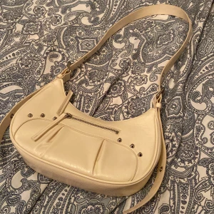 Axelväska  - Säljer denna axelväska från Monki, använd ca 4 gånger så den är i mycket bra skick. Köptes för 300 men säljer för 200kr. Köpare står för frakten🫶