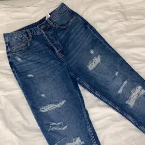 Snygga jeans med hål från H&M i storlek 38. Väldigt korta!