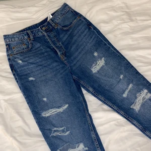 Jeans - Snygga jeans med hål från H&M i storlek 38. Väldigt korta!