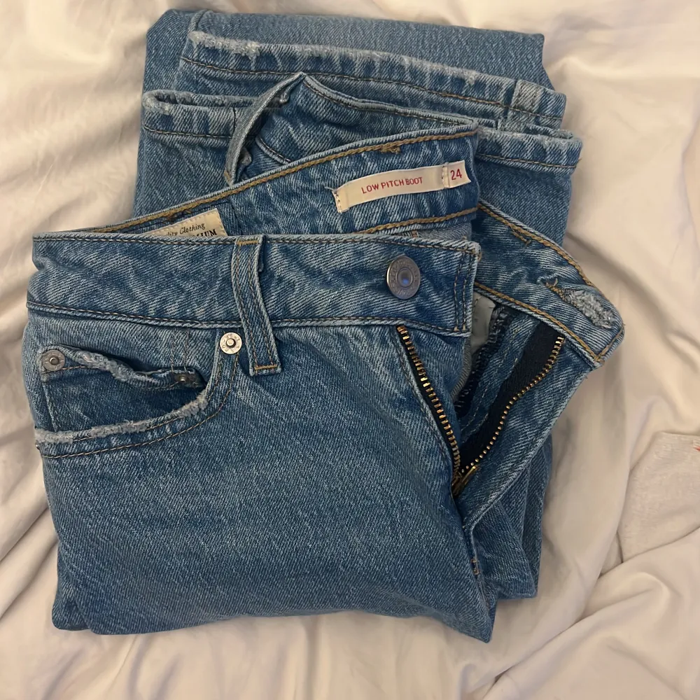Säljer dessa as balla low waist jeans från Levi’s. Skriv för funderingar. Pris kan diskuteras💓. Jeans & Byxor.