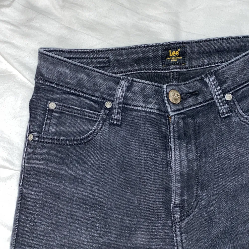 Sköna svarta jeans från Lee i storlek W26 L33. Modellen heter scarlett high. Dessa är väl använda och har en liten defekt på ena knät (se sista bilden) därav ett bra pris☺️💕. Jeans & Byxor.
