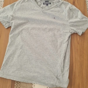 Tommy hilfiger  - Hej ska sälja en helt ny tommy hilfiger t-shirt har köpt den men den har bara legat i min garderob så har bestämt mig för att sälja dena plaget