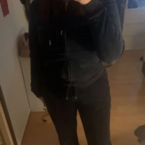 Juicy couture  - Säljer mitt mörkblå juicy Couture sett då jag inte använder det längre. Där finns inga defekter. Köparen står för frakt och jag står inte för postens slarv. Jag kan mötas upp runt klippan, Ängelholm och Helsingborg.🫶🏽