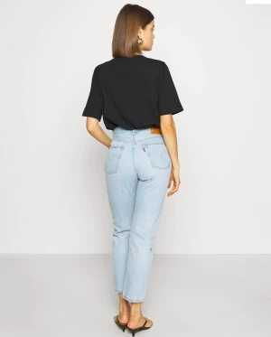 Levis jeans 501 - Snygga Levis Jeans! I en rak modell och i storlek 23/28😊  Använd cirka 10 gånger så byxorna är i utmärkt skick. Köptes för cirka 1000kr Skriv om ni har frågor ✨