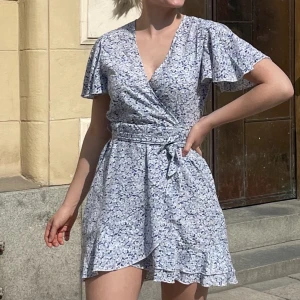 Sommarklänning  - Blå blommig sommarklänning. Sparsamt använd 