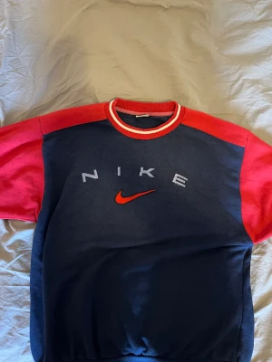 Nike tröja - fin Nike tröja men jag tror att det är replic:( BARA TRÄFFAS INOM STOCKHOLM