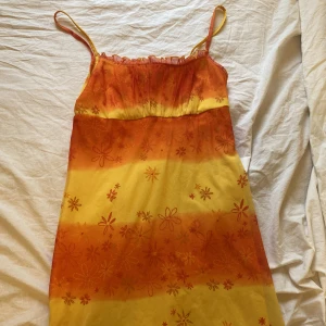 Sommarklänning  - Sommrig y2k klänning. Ganska kort men får plats men en större byst.