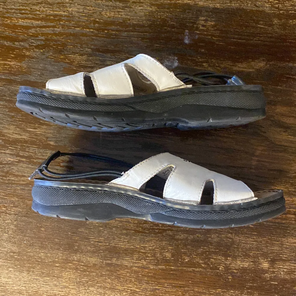 Supersöta sandaler från Rieker. Jättesköna och ”ingådda” 90s sandaler, köpt second hand. Säljer då jag tror det passat bättre i någon annans sommargarderob 😍. Skor.
