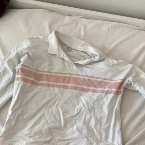 Krage tröja - Inga hål eller fläckar. Den är tre år gammal och har används ganska mycket men fortfarande i väldigt bra skick. 