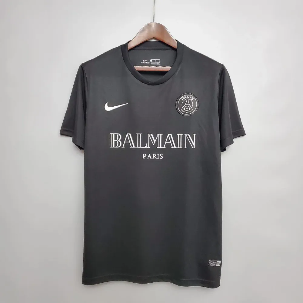 Helt nya Balmain x Nike T-shirts säljs. Både vit och svart färg finns i storlek S och M . T-shirts.