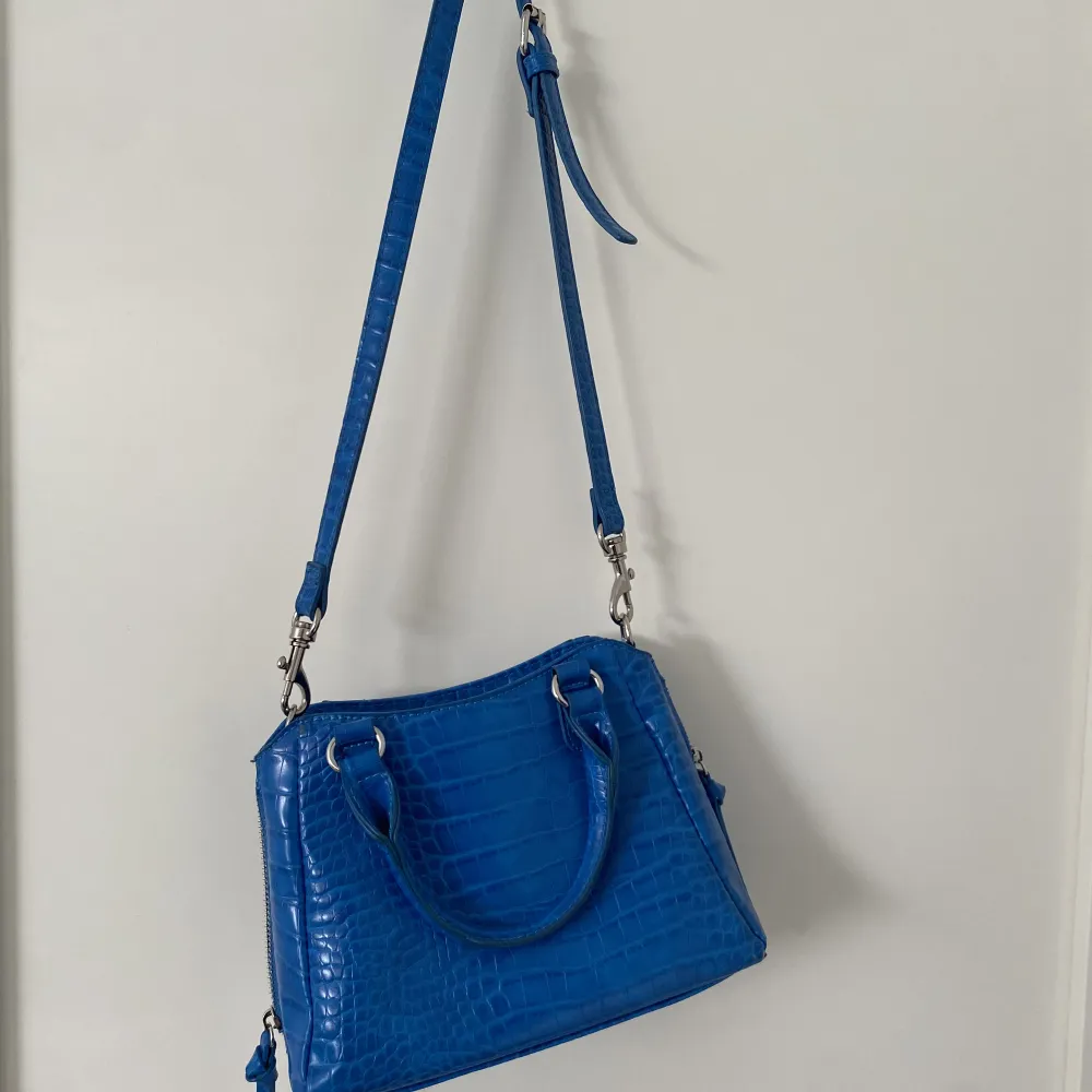 Jätte fin blå härlig väska, med perfekt storlek! 🦕🐟🧞‍♂️. Väskor.