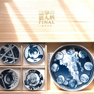 Attack on Titan-Final Exhibition Plate (limited edition) - Please do not hesitate to contact me if you have any questions :)    Attack on Titan-Final Exhibition  Plate Eren, Mikasa, Armin, Levi, the nine titians Limited edition  Size: 16×16×2cm 7×7×1cm Unused  New 進撃の巨人FINAL Japanese Anime 
